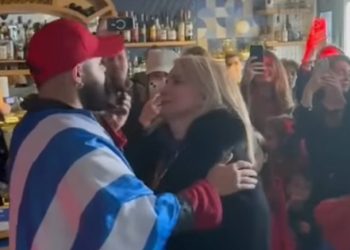 Η-συγκίνηση-του-Ακύλα-στις-Βρυξέλλες:-Δάκρυα-και-αγκαλιές-με-τη-μητέρα-του-μπροστά-στους-Έλληνες-της-διασποράς