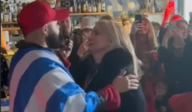 Η-συγκίνηση-του-Ακύλα-στις-Βρυξέλλες:-Δάκρυα-και-αγκαλιές-με-τη-μητέρα-του-μπροστά-στους-Έλληνες-της-διασποράς