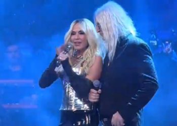 Συγκίνηση-και-εκπλήξεις-στο-φινάλε-των-εμφανίσεών-της-Αννας-Βίσση-–-Το-ντουέτο-με-τον-Καρβέλα-και-η-αφιέρωση-στην-αδερφή-της