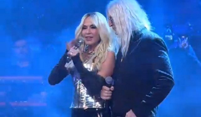 Συγκίνηση-και-εκπλήξεις-στο-φινάλε-των-εμφανίσεών-της-Αννας-Βίσση-–-Το-ντουέτο-με-τον-Καρβέλα-και-η-αφιέρωση-στην-αδερφή-της