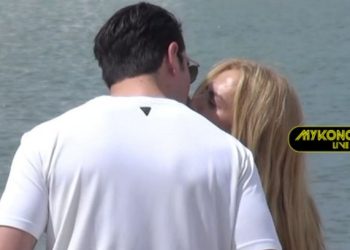Το-πρώτο-τους-δημόσιο-φιλί-αντάλλαξαν-στη-Μύκονο-ο-Γιώργος-Γεροντιδάκης-με-την-Ντορέτα-Παπαδημητρίου