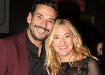 Κώστας-Τσουρός-και-Ναταλία-Αργυράκη-στην-Νάξο-για-την-Ακολουθία-του-Επιταφίου-και-το-έθιμο-της-περιφοράς-του-στη-θάλασσα