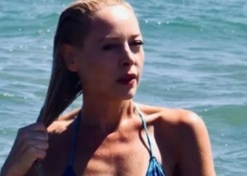 Η-Φαίη-Ξυλά-ποζάρει-με-μαγιό-και-ρίχνει-το-instagram