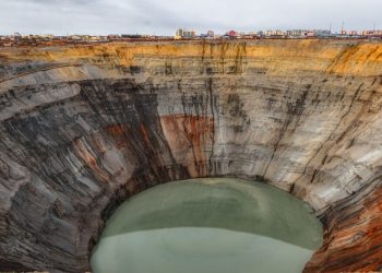 mirny:-Η-μεγαλύτερη-τρύπα-που-δημιούργησε-ο-άνθρωπος-συνώνυμο-με-την-εξορυκτική-ιστορία-της-Σιβηρίας