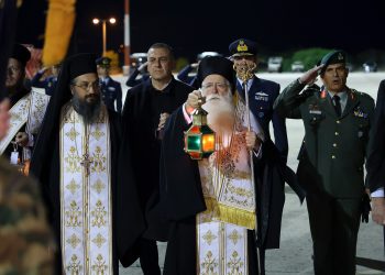 Στην-τελετή-αφής-του-Αγίου-Φωτός-στη-Νέα-Αγχίαλο-ο-Περιφερειάρχης-Θεσσαλίας-Δημήτρης-Κουρέτας-(ΦΩΤΟ)