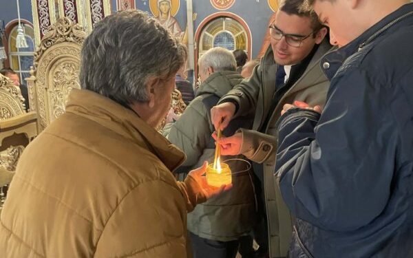 Έφτασε-το-Άγιο-Φως-στη-Λάρισα-–-Ξεκίνησε-να-μοιράζεται-σε-όλες-τις-ενορίες-(φωτ.)