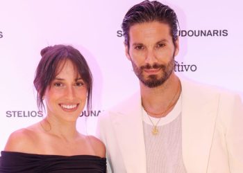 Γιώργος-Καράβας-–-Ραφαέλα-Ψαρρού:-Στη-Μάνη-με-τα-παιδιά-τους-για-τις-διακοπές-του-Πάσχα-–-Βόλτες-σε-πανέμορφα-τοπία