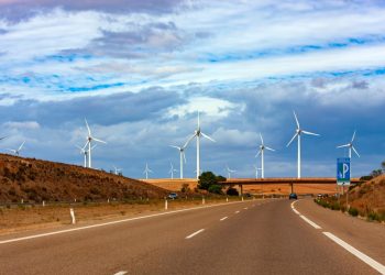 ΑΠΕ:-Το-«έξυπνο-χρήμα»-μετακινείται-σε-storage-και-αιολικά-έργα-στην-Ελλάδα