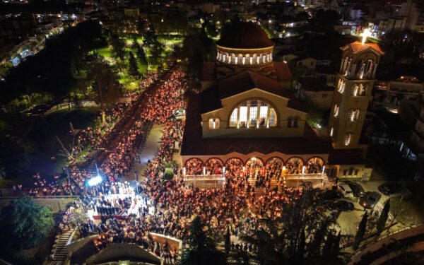 Εντυπωσιακές-εναέριες-εικόνες-από-τη-νύχτα-της-Ανάστασης-στον-Άγιο-Αχίλλιο