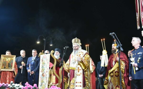 «Χριστός-Ανέστη»-στη-Λάρισα-–-Πλήθος-πιστών-στον-Άγιο-Αχίλλιο-(φωτ.)