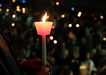 Με-κατάνυξη-το-«Χριστός-Ανέστη»-σε-κάθε-γωνιά-της-χώρας