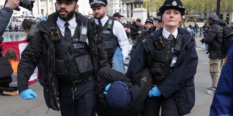 Λονδίνο:-Πάνω-από-500-συλλήψεις-σε-διαδήλωση-υπέρ-της-palestine-action-–-Ανάμεσά-τους-και-ο-τραγουδιστής-των-massive-attack
