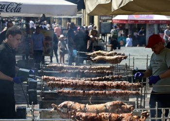 Καιρός:-Ήλιος-και-ζέστη-στο-σούβλισμα-του-αρνιού-–-Με-ανέμους-8-μποφόρ-θα-επιστρέψουν-οι-εκδρομείς-τη-Δευτέρα-του-Πάσχα