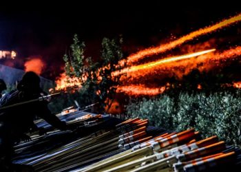 Ρουκετοπόλεμος-στη-Χίο:-Εντυπωσιακές-εικόνες-από-την-Ανάσταση-με-χιλιάδες-ρουκέτες