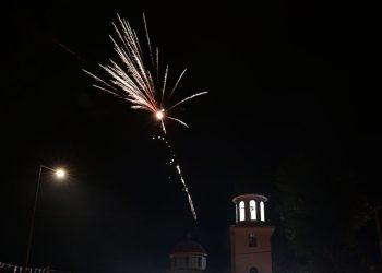 Ανάσταση:-Με-κατάνυξη-το-«Χριστός-Ανέστη»-σε-Αθήνα-και-Θεσσαλονίκη-–-Το-μήνυμα-του-Ιερώνυμου-για-ειρήνη