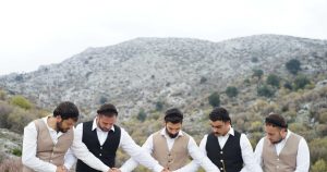 «Γιατί-Είναι-Μαύρα-τα-Βουνά»:-Πρεμιέρα-τη-Δευτέρα-του-Πάσχα-για-τη-νέα-σειρά-ντοκιμαντέρ-σε-συμπαραγωγή-cosmote-tv