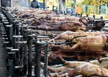 Πάσχα-σε-όλη-την-Ελλάδα:-Σούβλες,-έθιμα-και-γιορτινή-ατμόσφαιρα-από-άκρη-σε-άκρη-της-χώρας