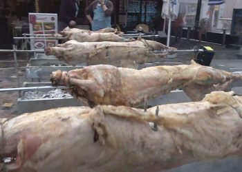 Μοναστηράκι:-Στήθηκαν-από-τα-ξημερώματα-οι-σούβλες-στο-κέντρο-της-Αθήνας