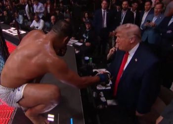 «Είσαι-πολύ-όμορφος»:-Ο-Τραμπ-μετά-το-«ναυάγιο»-στις-συνομιλίες-ΗΠΑ-Ιράν-πήγε-σε-αγώνα-ufc-και-μίλησε-με-αθλητή,-δείτε-βίντεο
