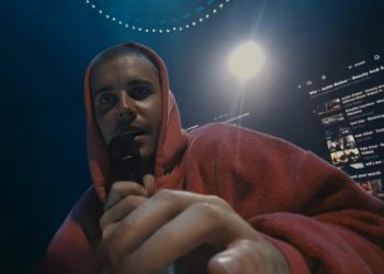 Απογοητευμένοι-οι-φαν-του-Τζάστιν-Μπίμπερ:-Με-φούτερ-και-κουκούλα-στο-coachella,-έβαζε-τραγούδια-από-youtube-μέσω-laptop