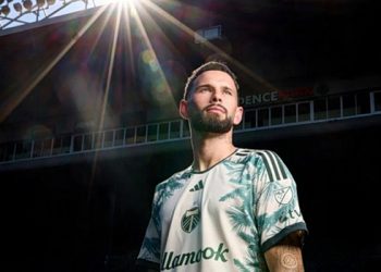 Ο-Βέλντε-πέτυχε-γκολάρα-και-πανηγύρισε-πάνω-σε…-κορμό-δέντρου-(vid)