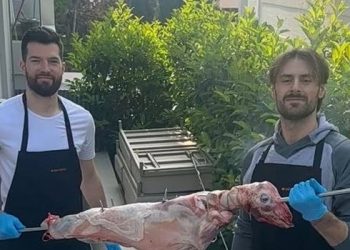 Πίτερς-και-Πάπας-ξεκίνησαν-από-νωρίς-να-σουβλίζουν-αρνί-(pic)