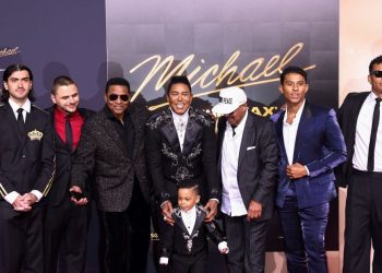 Μάικλ-Τζάκσον:-Οι-δύο-γιοι-του-με-κοστούμια-στο-στυλ-του-πατέρα-τους-στην-πρεμιέρα-της-ταινίας-«michael»