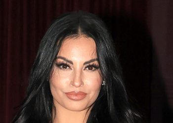 Η-Δήμητρα-Αλεξανδράκη-έξαλλη-με-την-οχλαγωγία-σε-εκκλησία-–-«Είμαι-αμαρτωλή-αλλά-δεν-είμαι-ασέβαστη»