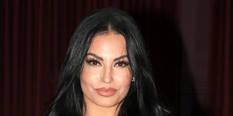 Η-Δήμητρα-Αλεξανδράκη-έξαλλη-με-την-οχλαγωγία-σε-εκκλησία-–-«Είμαι-αμαρτωλή-αλλά-δεν-είμαι-ασέβαστη»