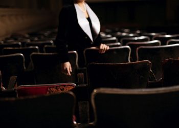 «Ο-θάνατος-ενός-ηθοποιού»:-Όταν-η-σκηνή-γίνεται-καθρέφτης-της-σύγχρονης-αγωνίας-–-Οι-συντελεστές-της-παράστασης-μιλούν-στο-newsbeast