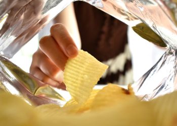 Γιατί-οι-σακούλες-με-πατατάκια-δεν-γεμίζουν-ποτέ-μέχρι-επάνω