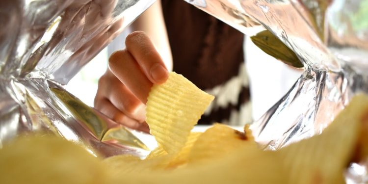 Γιατί-οι-σακούλες-με-πατατάκια-δεν-γεμίζουν-ποτέ-μέχρι-επάνω