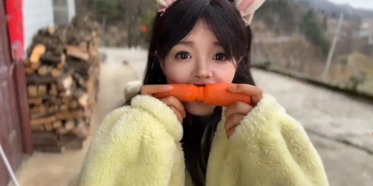 Κίνα:-25χρονη-σκαλίζει-εντυπωσιακά-γλυπτά-σε-καρότα-χρησιμοποιώντας-μόνο-τα-δόντια-της