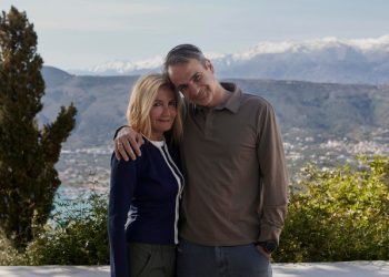 Η-πασχαλινές-ευχές-του-Κυριάκου-Μητσοτάκη-από-τα-Χανιά-και-η-φωτογραφία-με-τη-σύζυγό-του,-Μαρέβα