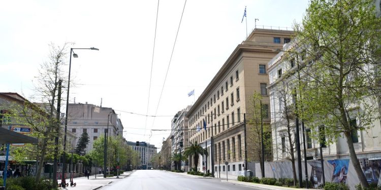 Πάσχα:-Άδεια-πόλη-η-Αθήνα,-μόνο-τουρίστες-κυκλοφορούν-στους-δρόμους-–-Δείτε-φωτογραφίες