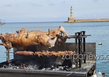 Χανιά:-Σουβλίζουν-αρνιά-με-θέα-τον-Φάρο-–-Ένα-μεγάλο-πασχαλινό-τραπέζι-το-Ενετικό-Λιμάνι