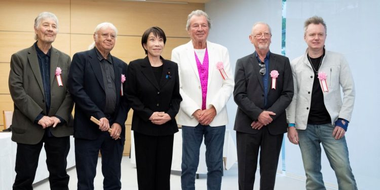 Οι-deep-purple-συνάντησαν-μία-φανατική-θαυμάστριά-τους,-την-πρωθυπουργό-της-Ιαπωνίας-στο-Τόκιο