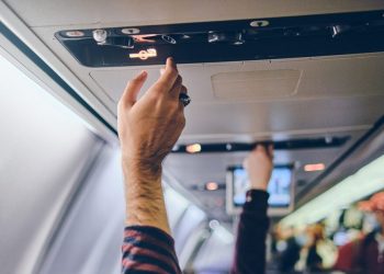 Αεροπλάνο:-Γιατί-δεν-πρέπει-να-κλείνουμε-τους-αεραγωγούς-του-κλιματισμού-στην-καμπίνα-–-Τι-λένε-οι-ειδικοί