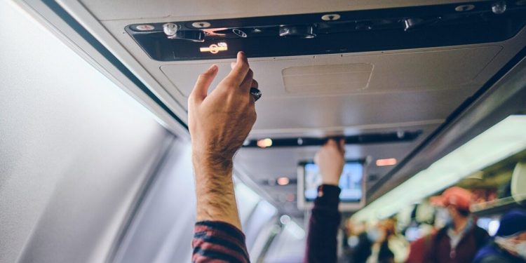 Αεροπλάνο:-Γιατί-δεν-πρέπει-να-κλείνουμε-τους-αεραγωγούς-του-κλιματισμού-στην-καμπίνα-–-Τι-λένε-οι-ειδικοί