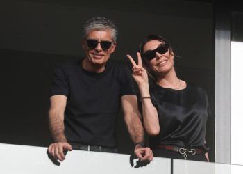 Νίκος-Ευαγγελάτος-–-Τατιάνα-Στεφανίδου-έκαναν-Ανάσταση-στην-Πάρο-–-Δείτε-βίντεο