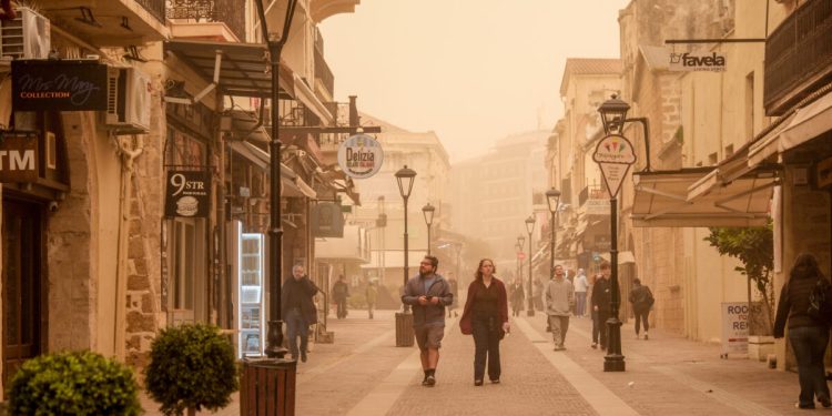 Καιρός-–-Τσατραφύλλιας:-Με-αφρικανική-σκόνη-και-λασποβροχές-η-επιστροφή-των-εκδρομέων-του-Πάσχα-–-Στους-25-βαθμούς-η-θερμοκρασία