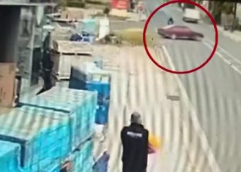 Βίντεο-από-τροχαίο-στην-Αρτέμιδα:-ΙΧ-μπαίνει-κάθετα-στον-δρόμο-και-μία-μηχανή-πέφτει-πάνω-του,-εγκατέλειψε-τον-μοτοσυκλετιστή-ο-οδηγός