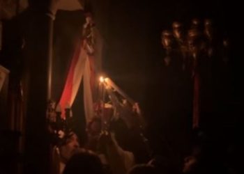 Εύβοια:-Έσβησε-το-Άγιο-Φως-λίγο-πριν-φτάσει-στους-πιστούς