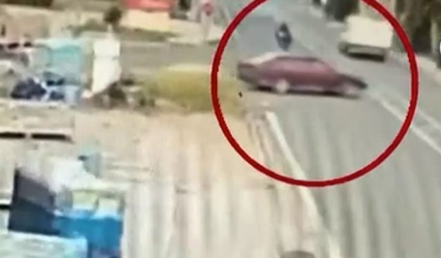 Σοκαριστικό-τροχαίο-στην-Αρτέμιδα:-Μοτοσικλετιστής-«καρφώνεται»-σε-αυτοκίνητο-και-εκσφενδονίζεται-στην-άσφαλτο-–-Δείτε-βίντεο