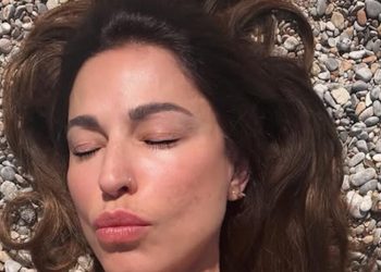 Κατερίνα-Παπουτσάκη:-Πάσχα-στο-Αγκίστρι-και-πόζες-σε-παραλία-του-νησιού-που-μαγνήτισαν-τα-βλέμματα