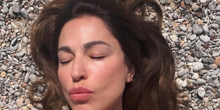 Κατερίνα-Παπουτσάκη:-Πάσχα-στο-Αγκίστρι-και-πόζες-σε-παραλία-του-νησιού-που-μαγνήτισαν-τα-βλέμματα