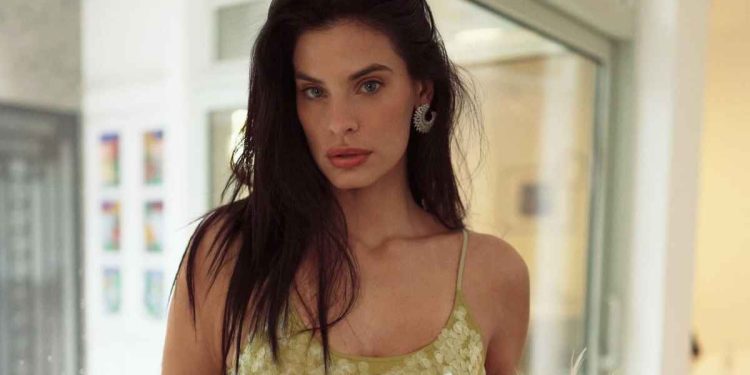 Χριστίνα-Μπόμπα:-Το-«κρυφό»-έπιπλο-στο-σαλόνι-της-που-κρύβει-ό,τι-δεν-θέλεις-να-φαίνεται