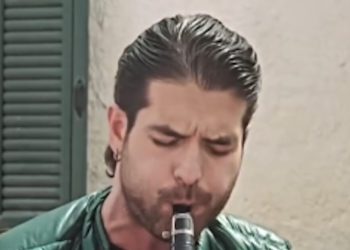 Ο-Άρης-Μουγκοπέτρος-παίζει-κλαρίνο-ένα-χρόνο-μετά-τον-σοβαρό-τραυματισμό-του-από-κροτίδα-–-«Εδώ-είμαι-πάλι»