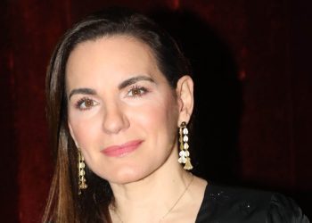 Η-Όλγα-Κεφαλογιάννη-εύχεται-για-το-Πάσχα-αγκαλιασμένη-με-τα-δίδυμα-παιδιά-της