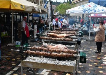 Το-χαρμόσυνο-μήνυμα-της-Ανάστασης-του-Κυρίου-σε-όλη-την-Ελλάδα-–-«Πασχαλινό-σκηνικό»-στο-Μοναστηράκι